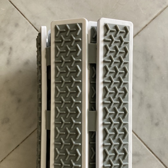 Standing slatted Bath Mat in grey non slip surface raised ridges & suction cups - Picture 3 of 4